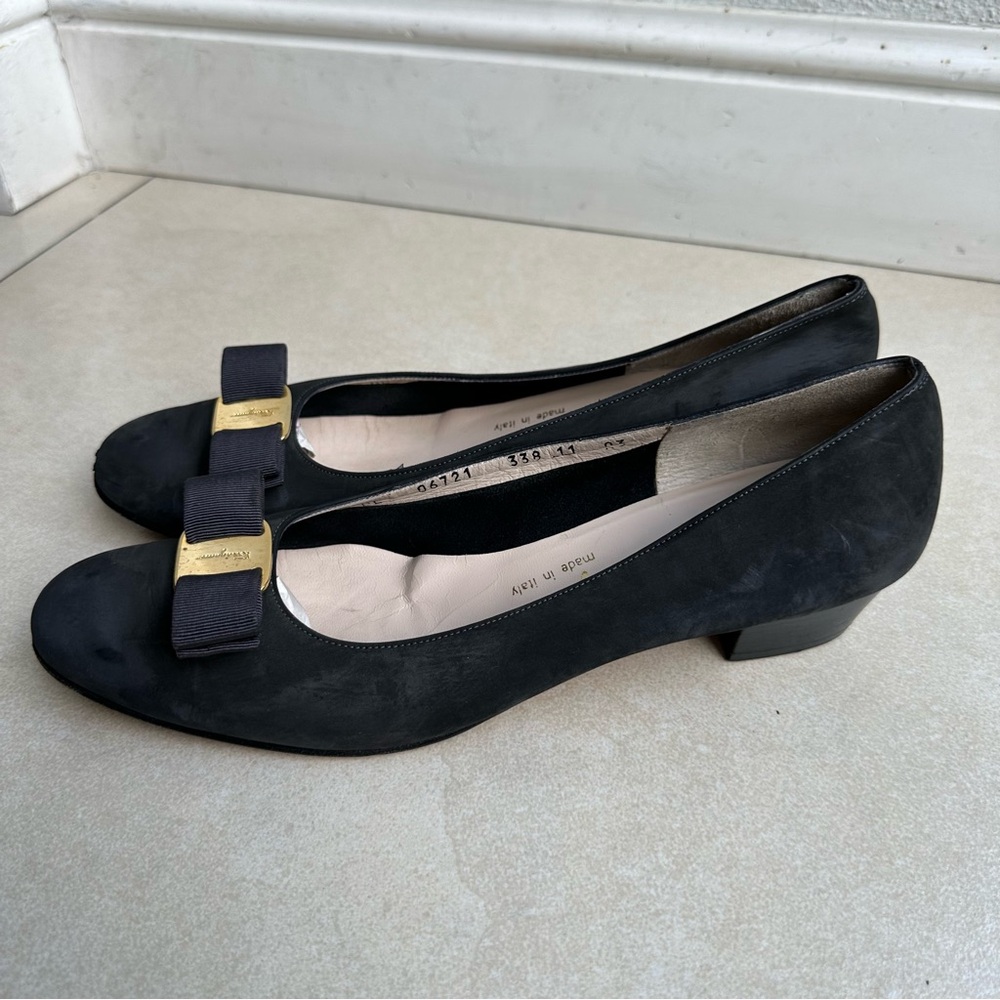 Vintage Salvatore Ferragamo Women’s Black Suede Bow Kitty Heel Pumps 11 - Picture 4 of 8